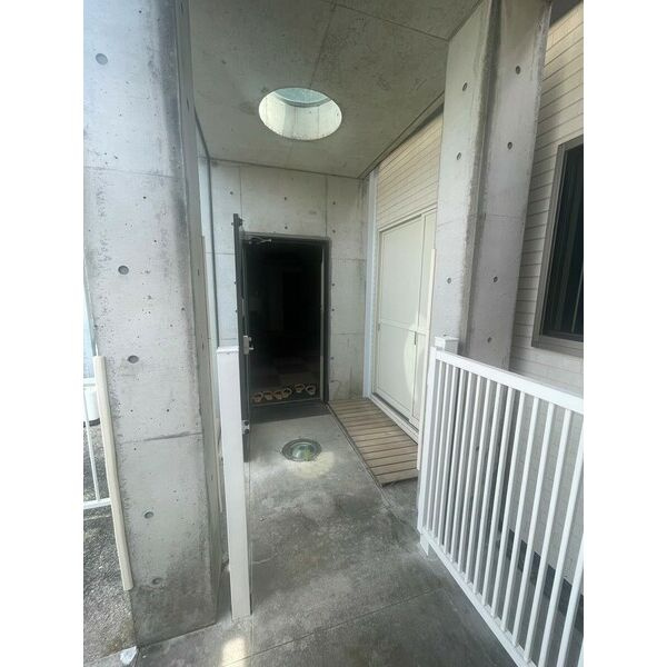 東境町貸テナントのエントランス