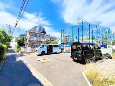 【前面道路含む現地写真】 | ◆◇日野中央　新築戸建て　全3棟◇◆ | ◆その邸が魅せる、気品・上質・重厚感・極細やかさ、そのすべては訪れた者に安らぎと品性を与える特別な空間です。ここに住むからこそ意味がある。すべての（始まり）をここから迎えます。