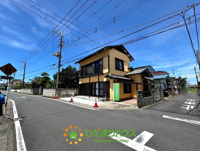 杉戸町倉松4丁目　中古一戸建ての前面道路含む現地写真