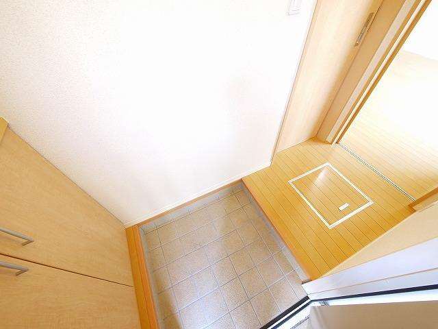 シャーメゾン前栽の玄関|収納もある玄関です
