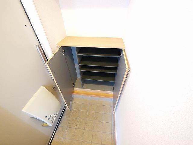 シャーメゾン前栽の玄関|収納もある玄関です