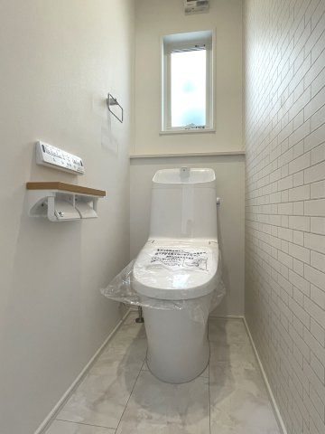 亀崎１丁目カーサヴェルディ一戸建てのトイレ|シャワートイレです。トイレは１階と２階についています。