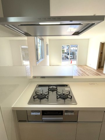 亀崎１丁目カーサヴェルディ一戸建てのキッチン|ガスコンロと換気扇です。
