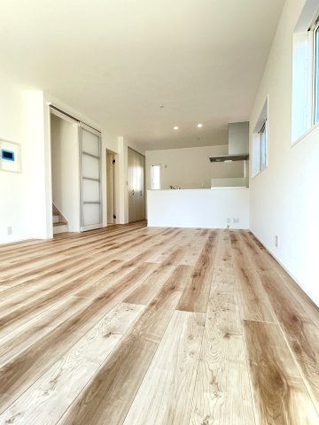 亀崎１丁目カーサヴェルディ一戸建ての居間・リビング|南向きの明るいLDKです。約１９．１帖あります。