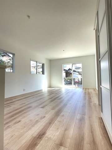 亀崎１丁目カーサヴェルディ一戸建ての居間・リビング|キッチンから視界良好のリビングダイニングです。リビング階段になっています。