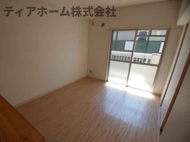 橿原市西池尻町の賃貸マンションの居間・リビング|こちらのリビングで趣味の時間をお楽しみください