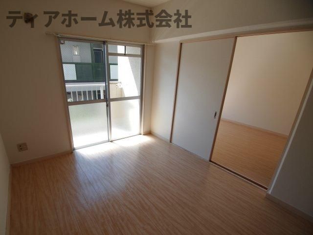 橿原市西池尻町の賃貸マンションの居間・リビング|こちらの居間で趣味の時間をお楽しみください