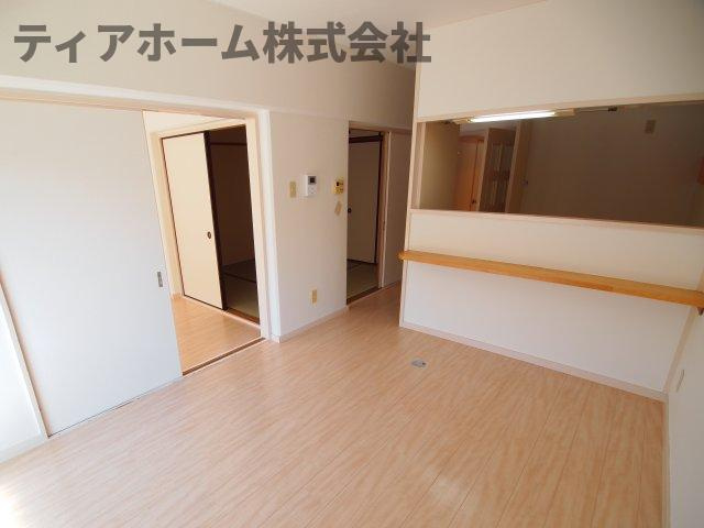 橿原市西池尻町の賃貸マンションの居間・リビング