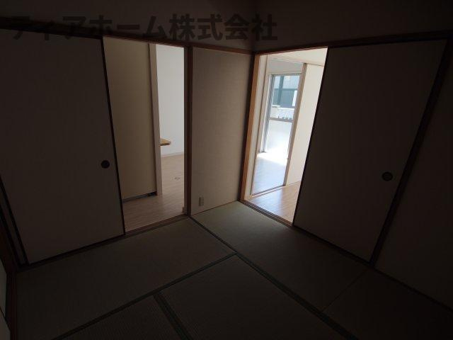 橿原市西池尻町の賃貸マンションの和室|日本らしい落ち着いた雰囲気の和室です