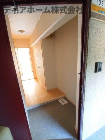 橿原市西池尻町の賃貸マンションの玄関|収納もある玄関です