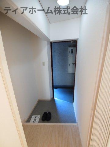 橿原市西池尻町の賃貸マンションの玄関|収納もある玄関です