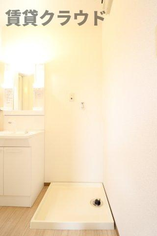 ハイム六通　Ⅰ番館の洗面所|明るい洗面所です