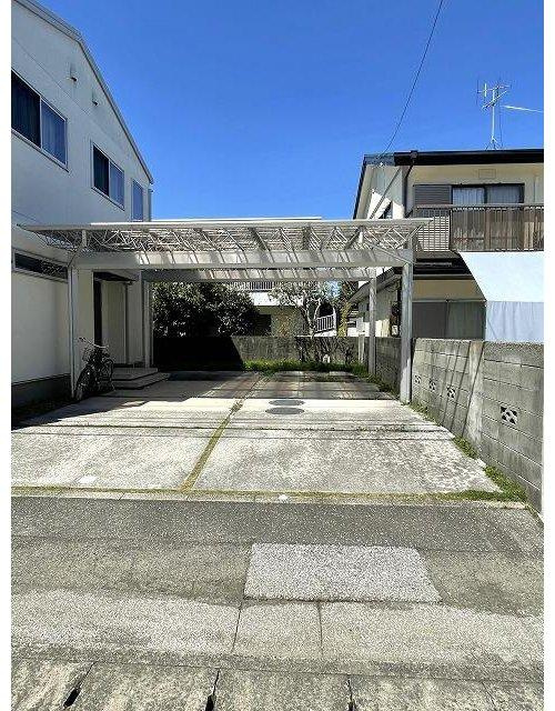 曙町一丁目　一戸建ての外観|敷地内には広々とした駐車スペースがあります。
