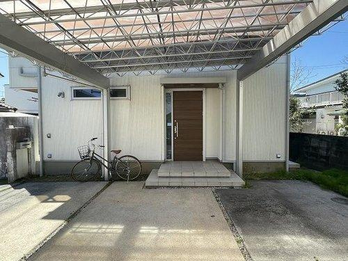 曙町一丁目　一戸建ての駐車場|３～４台駐車可能。来客時にも便利です。