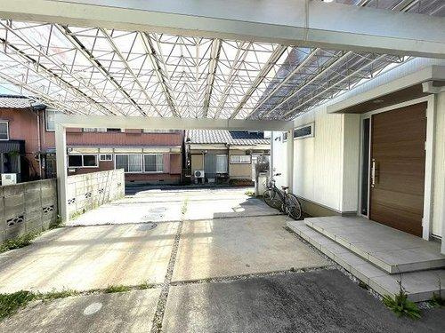 曙町一丁目　一戸建ての駐車場|玄関の前までカーポートがあるため、雨の日でも安心です。