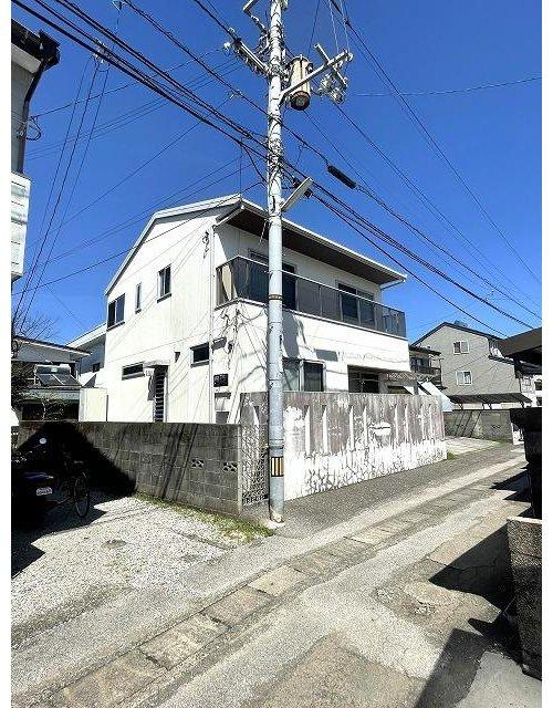 曙町一丁目　一戸建ての前面道路含む現地写真|南西側から見た対象物件です。