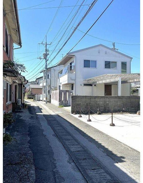曙町一丁目　一戸建ての前面道路含む現地写真|２０１３年築、ハウスメーカーの建物です。