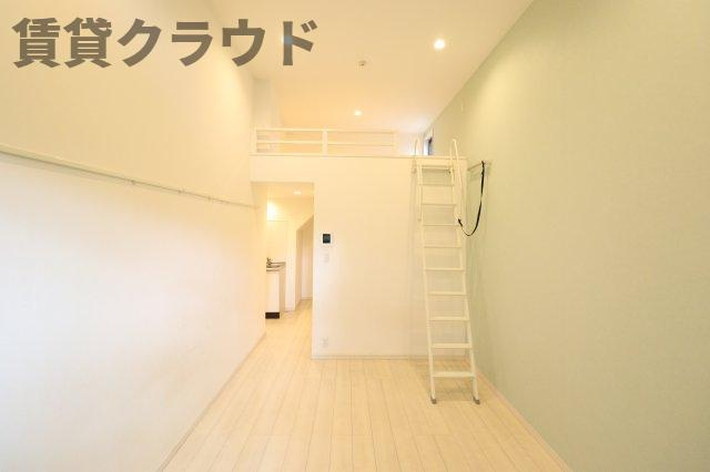 ハーベスト蘇我の居間・リビング|爽やかな色のアクセントクロスがおしゃれなスペースを演出♪