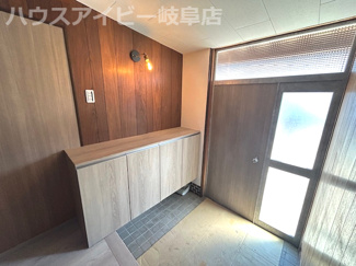 【玄関】 | 岐阜市大洞柏台中古住宅！そのままでお住みになれます♪水回りすべて新品交換！南にお庭スペースあります♪ | 岐阜市大洞柏台中古住宅！そのままでお住みになれます♪水回りすべて新品交換！南にお庭スペースあります♪