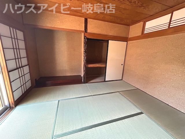 岐阜市大洞柏台中古住宅！そのままでお住みになれます♪水回りすべて新品交換！南にお庭スペースあります♪の和室|岐阜市大洞柏台中古住宅！そのままでお住みになれます♪水回りすべて新品交換！南にお庭スペースあります♪