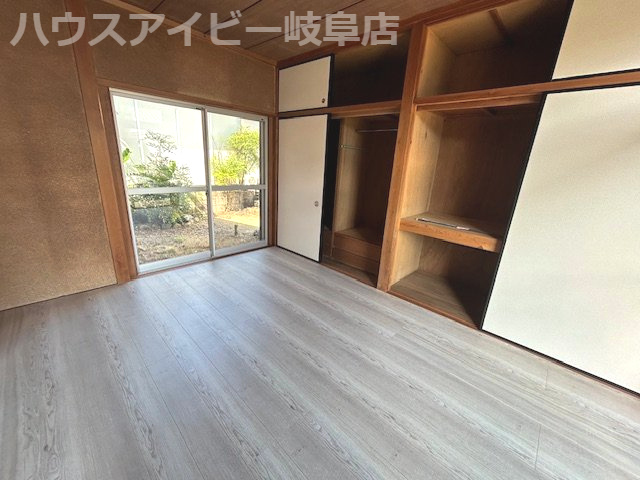 岐阜市大洞柏台中古住宅！そのままでお住みになれます♪水回りすべて新品交換！南にお庭スペースあります♪の洋室|岐阜市大洞柏台中古住宅！そのままでお住みになれます♪水回りすべて新品交換！南にお庭スペースあります♪