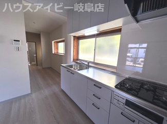 【キッチン】 | 岐阜市大洞柏台中古住宅！そのままでお住みになれます♪水回りすべて新品交換！南にお庭スペースあります♪ | 岐阜市大洞柏台中古住宅！そのままでお住みになれます♪水回りすべて新品交換！南にお庭スペースあります♪
