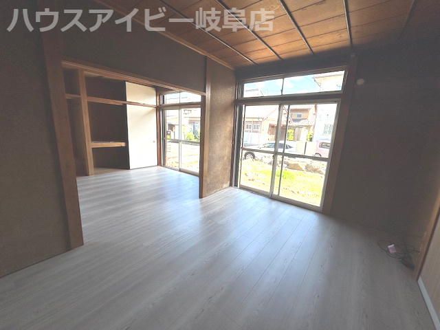 岐阜市大洞柏台中古住宅！そのままでお住みになれます♪水回りすべて新品交換！南にお庭スペースあります♪の居間・リビング|岐阜市大洞柏台中古住宅！そのままでお住みになれます♪水回りすべて新品交換！南にお庭スペースあります♪