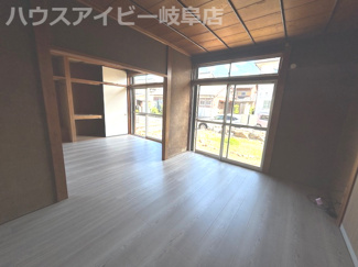 【居間・リビング】 | 岐阜市大洞柏台中古住宅！そのままでお住みになれます♪水回りすべて新品交換！南にお庭スペースあります♪ | 岐阜市大洞柏台中古住宅！そのままでお住みになれます♪水回りすべて新品交換！南にお庭スペースあります♪
