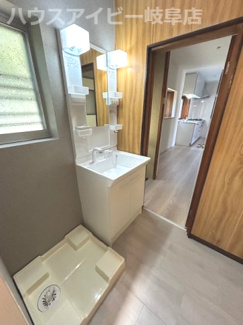 【独立洗面台】 | 岐阜市大洞柏台中古住宅！そのままでお住みになれます♪水回りすべて新品交換！南にお庭スペースあります♪ | 岐阜市大洞柏台中古住宅！そのままでお住みになれます♪水回りすべて新品交換！南にお庭スペースあります♪