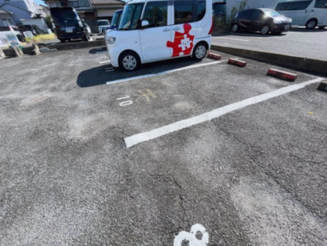 ラ・シャインの駐車場
