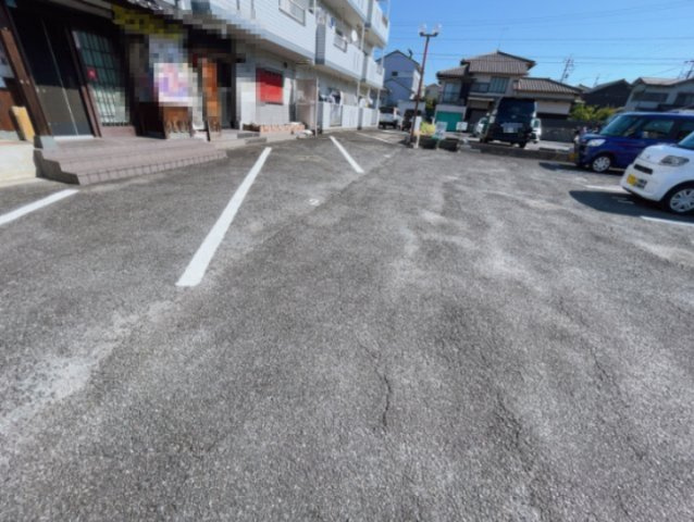 ラ・シャインの駐車場