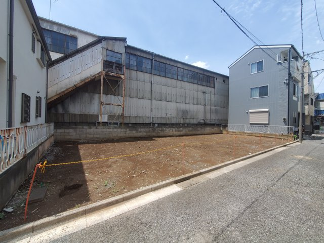 【前面道路含む現地写真】 | 板橋区若木２丁目　新築戸建 A号棟 | １６帖の広々LDK♪
２階リビングでワンフロアに水回り集約♪