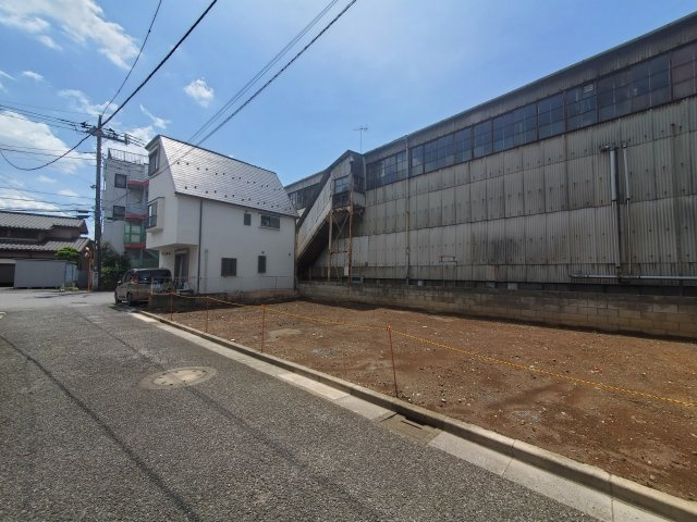 【前面道路含む現地写真】 | 板橋区若木２丁目　新築戸建 A号棟 | １６帖の広々LDK♪
２階リビングでワンフロアに水回り集約♪