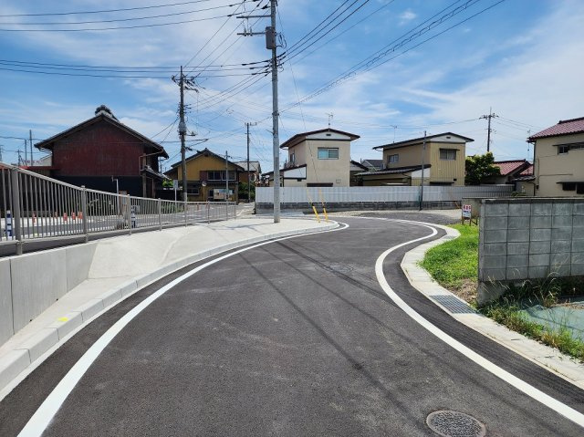 高崎市岩鼻町売土地の前面道路含む現地写真
