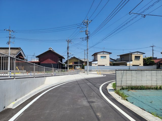 高崎市岩鼻町売土地の前面道路含む現地写真