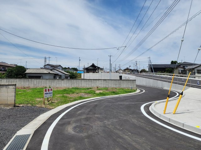高崎市岩鼻町売土地の前面道路含む現地写真