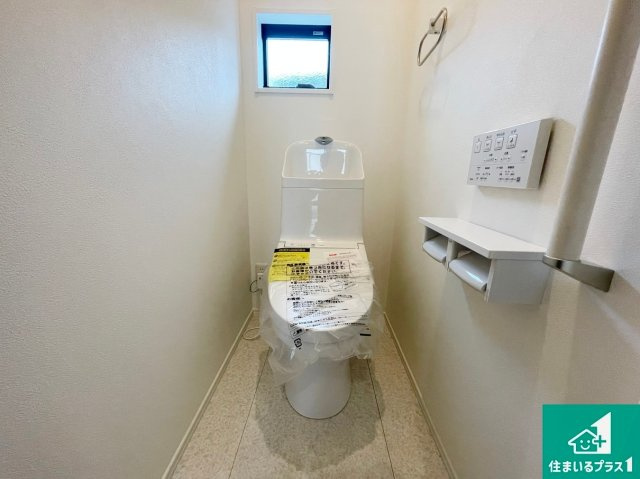 亀岡市千代川町今津　未入居のトイレ|1・2階の2ヶ所にあるので、朝の忙しい時間の順番待ちもなく、深夜の利用にも大変便利です。