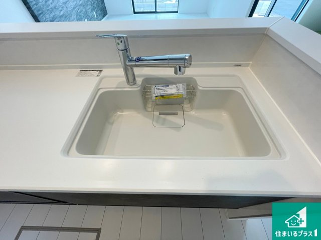 亀岡市千代川町今津　未入居の設備|蛇口の先端に浄水器を内蔵しています！原水と浄水、お湯と冷水、シャワーの切替えがワンタッチなので用途によって使い分けられます。