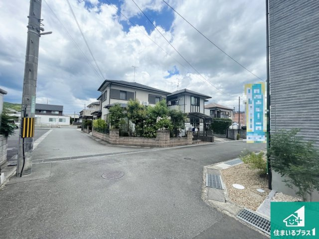 亀岡市千代川町今津　未入居の前面道路含む現地写真|周辺は閑静な住宅街！前面道路広々で車の出し入れも便利です。駐車が苦手な方でも安心して車庫入れできます！