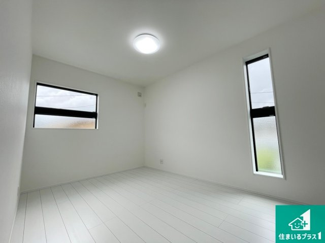 亀岡市千代川町今津　未入居の洋室|シンプルな洋室は、自分好みのインテリアが楽しめます♪ご家族とインテリアや家具を選びに行くのはマイホーム購入時の醍醐味の一つです。ぜひお楽しみください♪