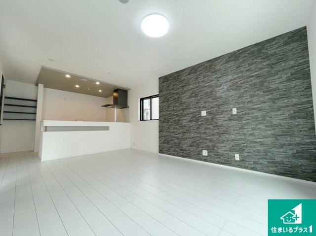 亀岡市千代川町今津　未入居の居間・リビング|対面キッチンでご家族のコミュニケーションも自然と増える設計！