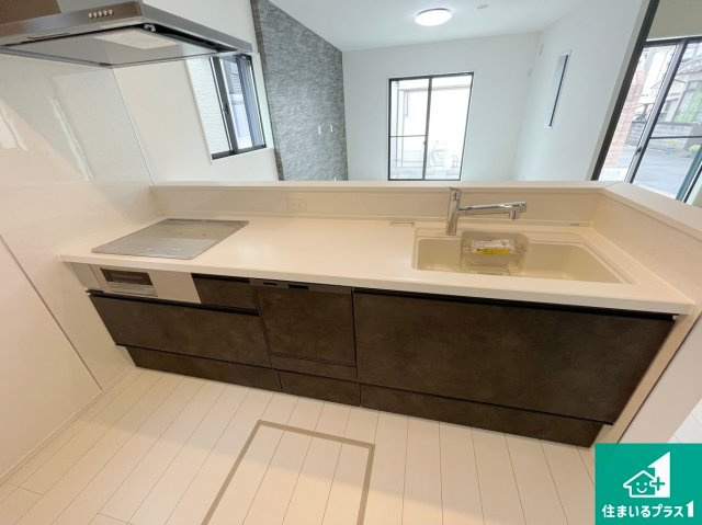 亀岡市千代川町今津　未入居のキッチン|子供を見守りながらお料理が出来るため家族のコミュニケーションか増えます♪スペースが広く確保されている為お子様が大きくなったときは一緒に料理を楽しめます♪