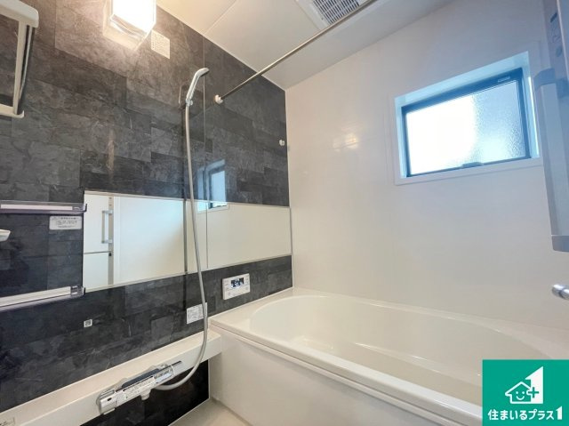 亀岡市千代川町今津　未入居の浴室|足をゆったり伸ばして寛げる浴槽です。窓が設けられていますので差し込む光が明るく穏やかな雰囲気にしてくれます♪浴室乾燥機も設置しているので、雨の日の洗濯物も安心です♪