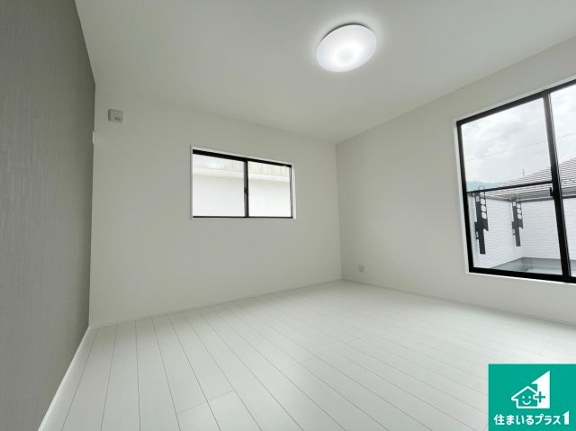 亀岡市千代川町今津　未入居の洋室|シンプルな洋室は、自分好みのインテリアが楽しめます♪ご家族とインテリアや家具を選びに行くのはマイホーム購入時の醍醐味の一つです。ぜひお楽しみください♪