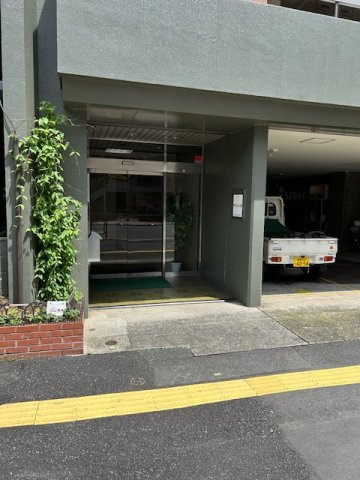 新宿区大久保２丁目の事務所のエントランス
