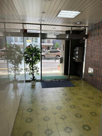新宿区大久保２丁目の事務所のエントランス