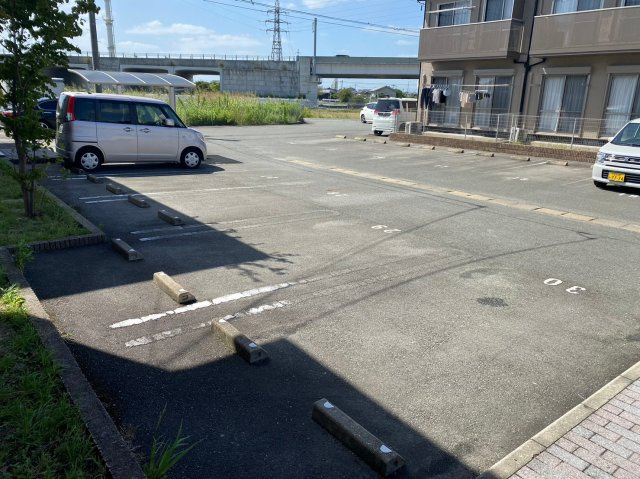 シャーメゾン蒲船津の駐車場