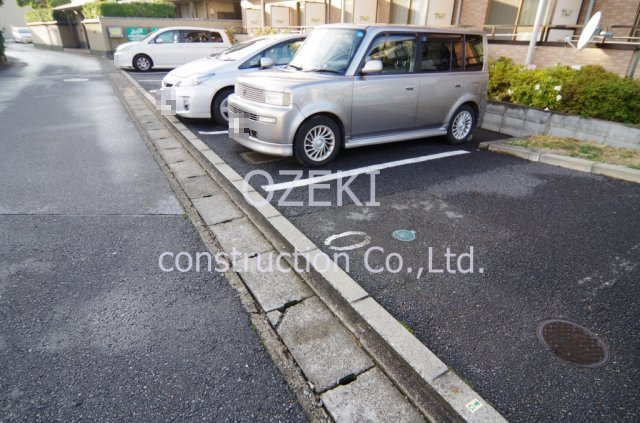 フローレンスの駐車場