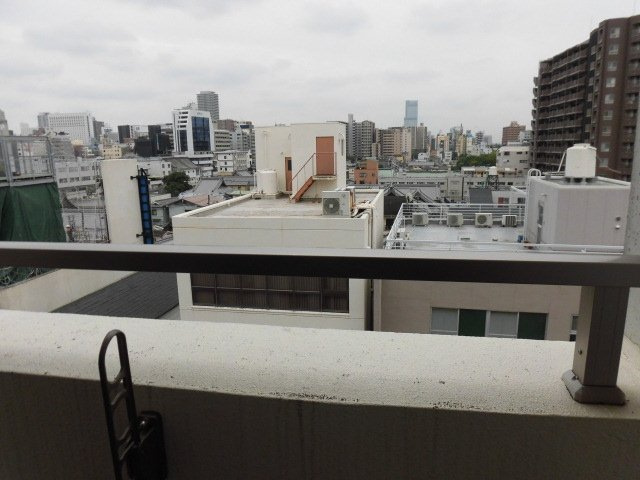 大阪市中央区谷町７丁目の賃貸マンションのバルコニー