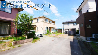 【前面道路含む現地写真】 | 笛吹市石和町井戸 オール電化H18年築中古住宅 大型建物 | 前面道路幅は6.0ｍ　車庫入れも楽々